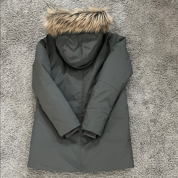 Helly Hansen Women’s Classic Green Parka with Faux Fur Hood - Size XS - Picture 6 of 7